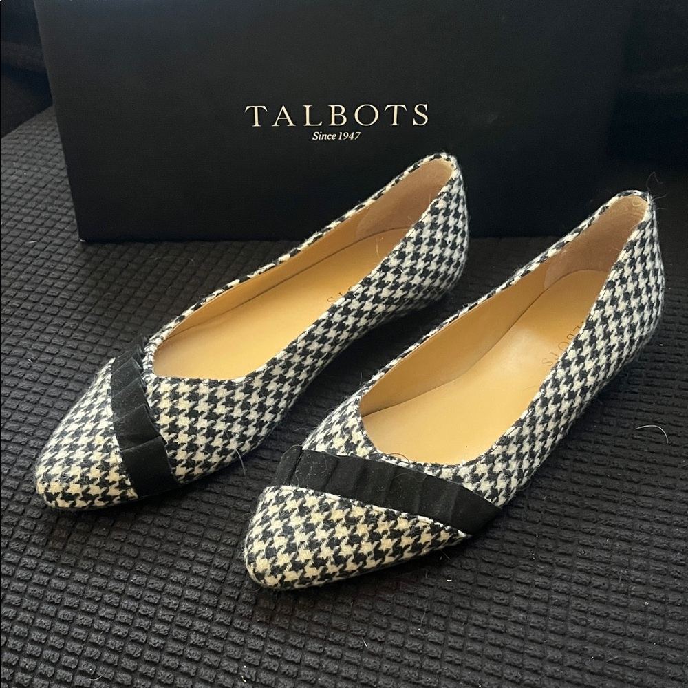 Talbots Houndstooth Flats in Black and White
